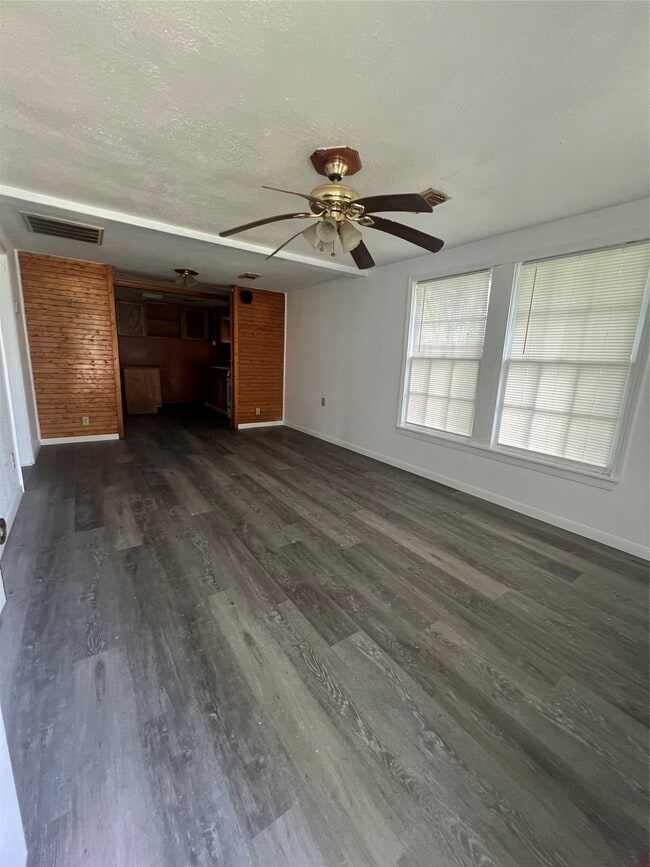122 W Pecan Ln