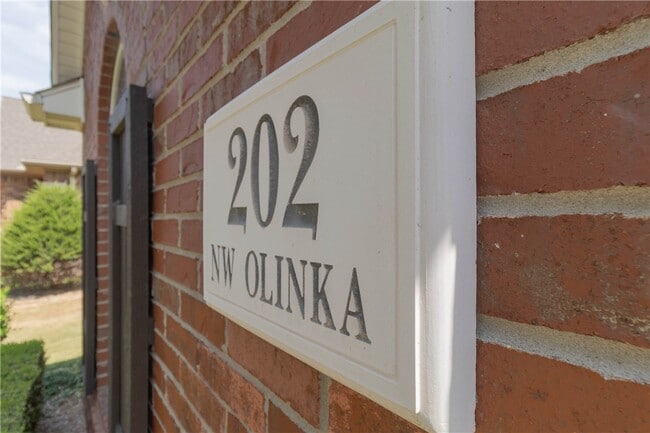 Photo - 202 NW Olinka Pass St