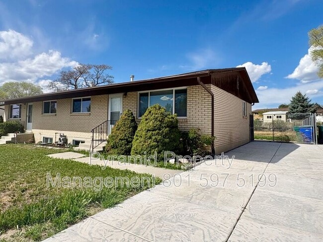 Building Photo - 825 E 760 N