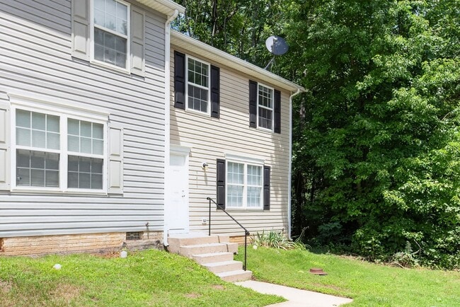 Building Photo - 3 Bedroom End Unit Townhouse