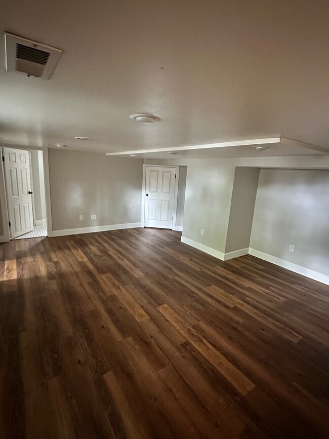 Photo - 2586 Lake St