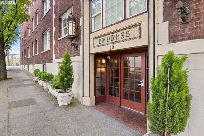 Building Photo - Cozy Studio Centrally Located in Downtown Portland! Unit 1