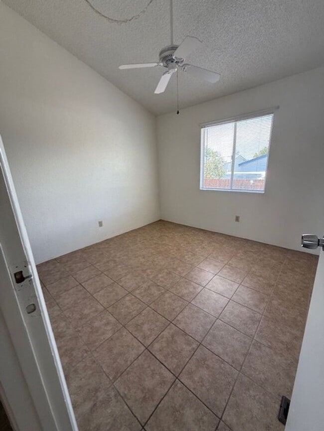 Photo - 674 E Date St Unidad A