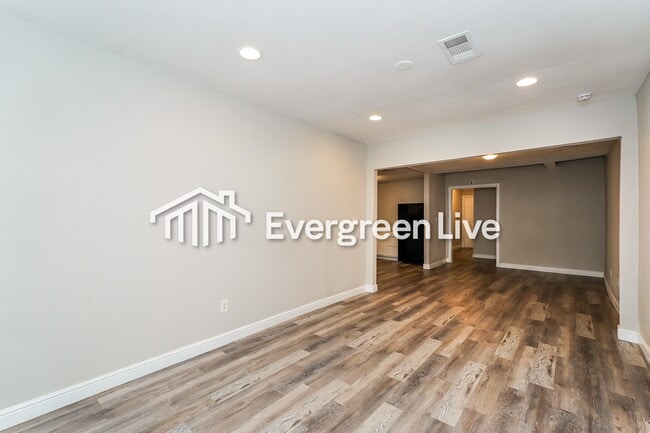 Photo - 2805 Walker St