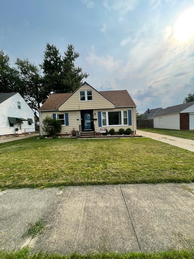 Photo - 216 E 328th St