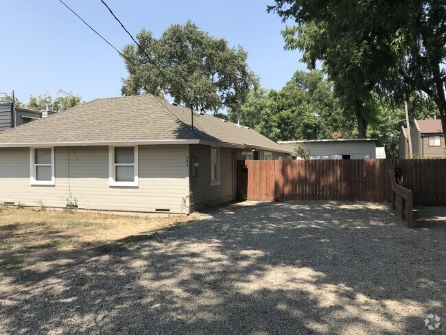 Building Photo - 4 bedroom 2 bath next to Chico State. Watc... Rental