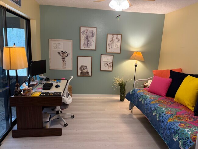 Área de oficina y sofá cama. - 2729 Countryside Blvd Unidad #106