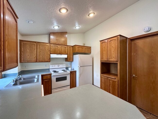 Photo - Adorable and Spacious!! Troutdale Duplex in Cul-de-sac!! Unit 2935