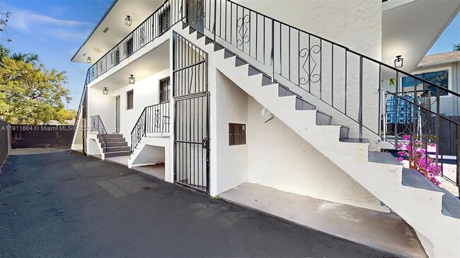 Photo - 329 SW 9th Ave Unit 3