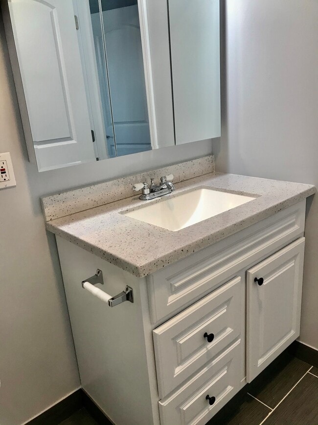 Photo - Colonial Way Apartments