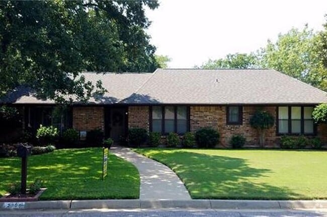 Building Photo - 2808 Greenbrook Dr Rental
