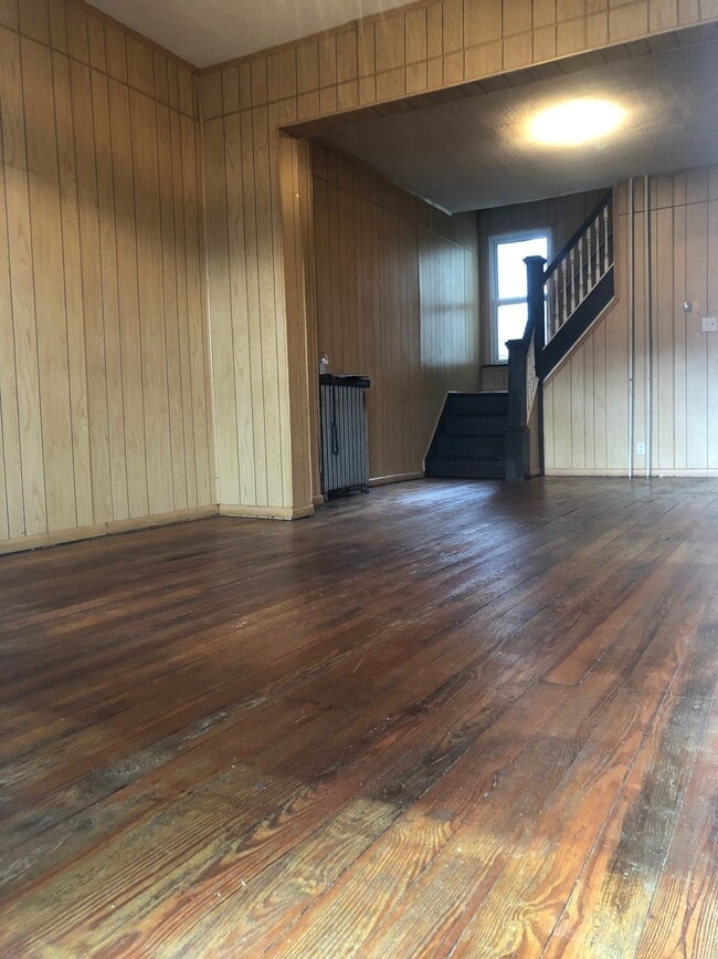 Building Photo - 1221 W Walnut St Rental