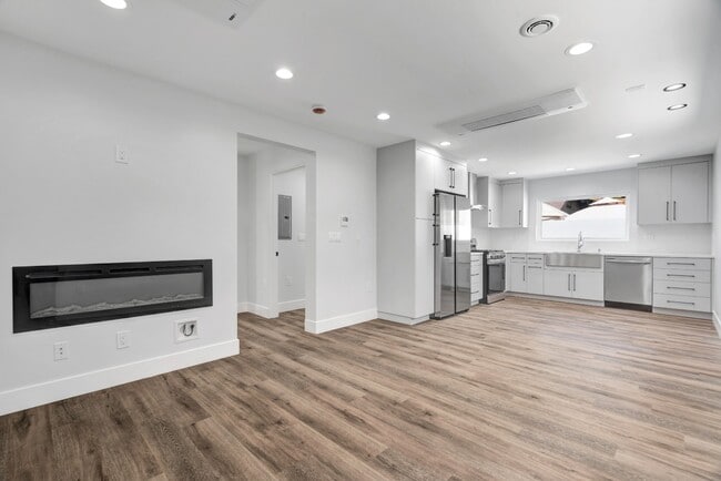 Building Photo - Modern 1BR in NoHo w/ Luxury European Finishes