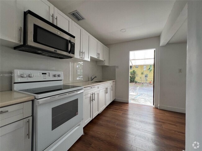 Building Photo - 1334 SW 1st St Unit B Rental
