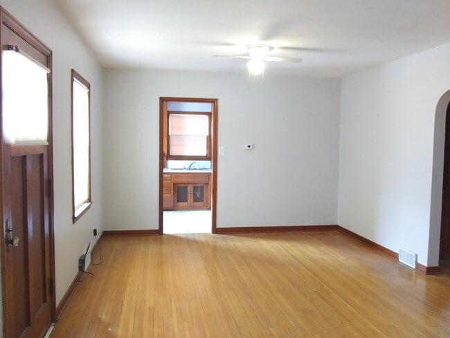 Photo - 105 S Lindberg Ave