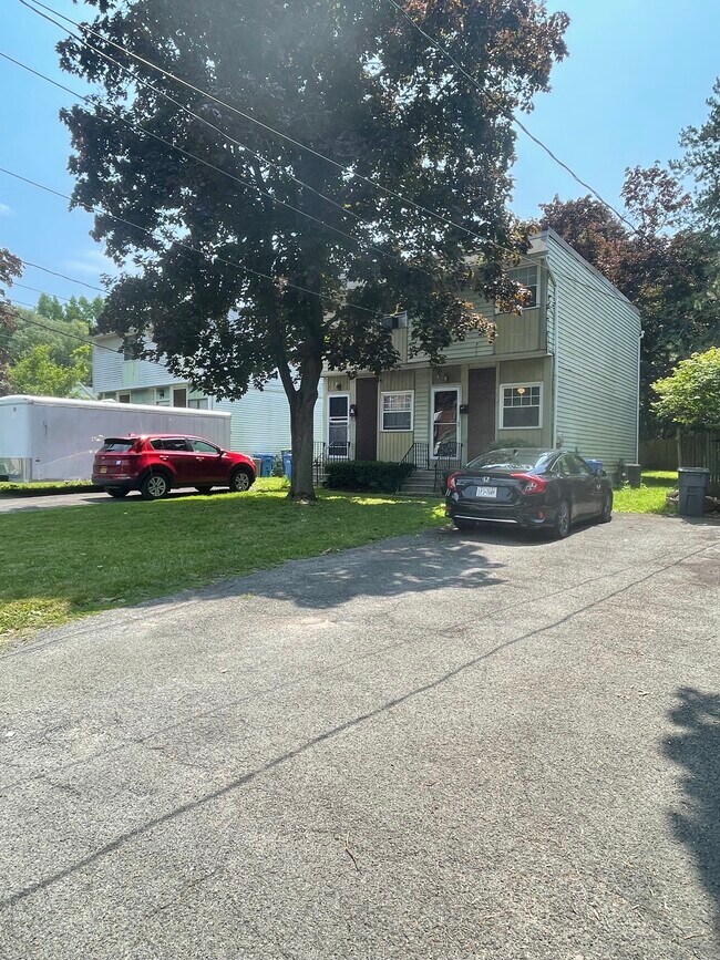 Driveway (2 to 3 Cars deep)