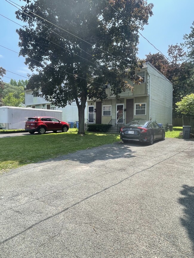 Entrada para vehículos (con capacidad para 2 o 3 coches) - 326D Cortland St
