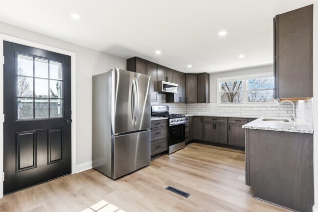 Kitchen w/Gas stove - 1715 W Custer Ave Casa Adosada