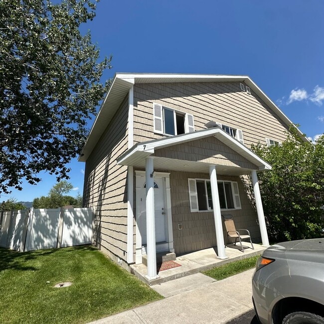 3 Bedroom Victor Townhouse - Furnished - 3 Bedroom Victor Townhouse - Furnished