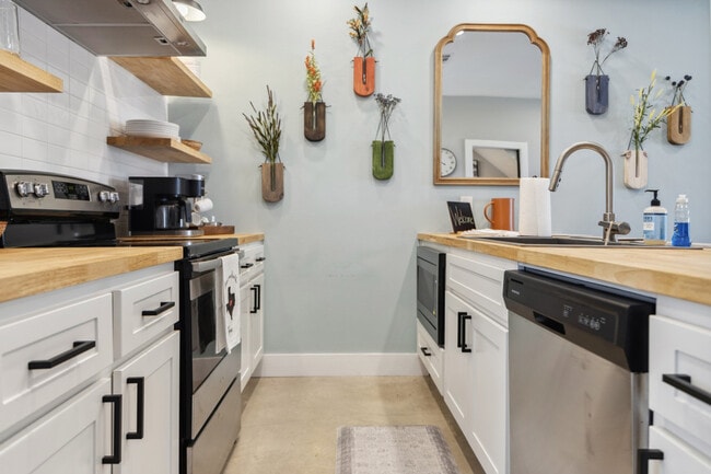 Photo - 219 W 22nd St Unidad ID1072443P