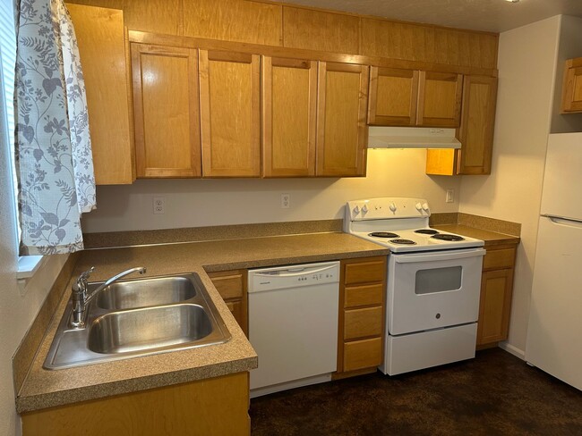 Photo - MOVE IN SPECIAL! 3 bedroom 2 1/2 bathroom ... House