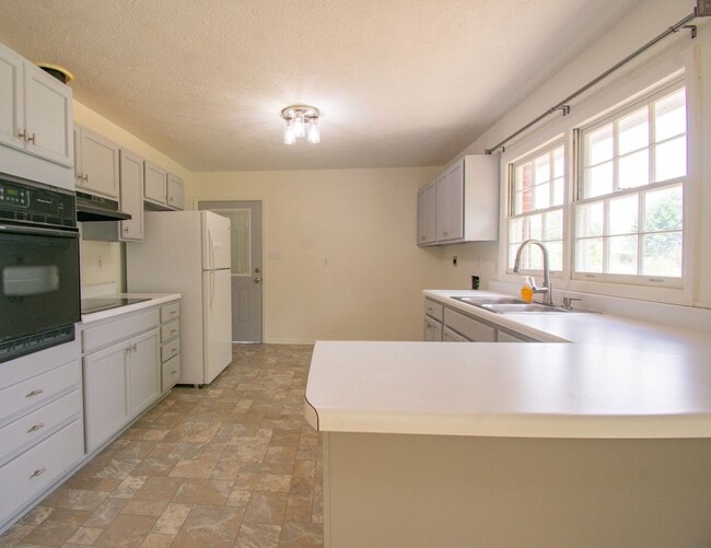 Photo - 3 Bedroom 2 Bathroom With A Pool!