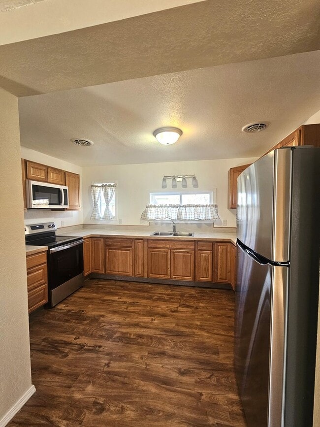 Photo - 4 Bedrooms, 2 Bathrooms with a Fenced Yard