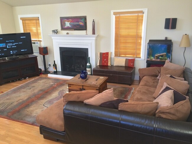 living room - 1111 Fife Ave