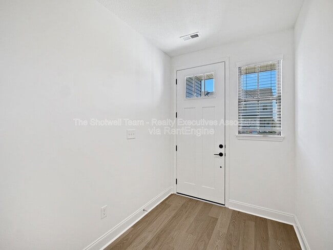 Photo - 1724 Bennett Vlg Dr