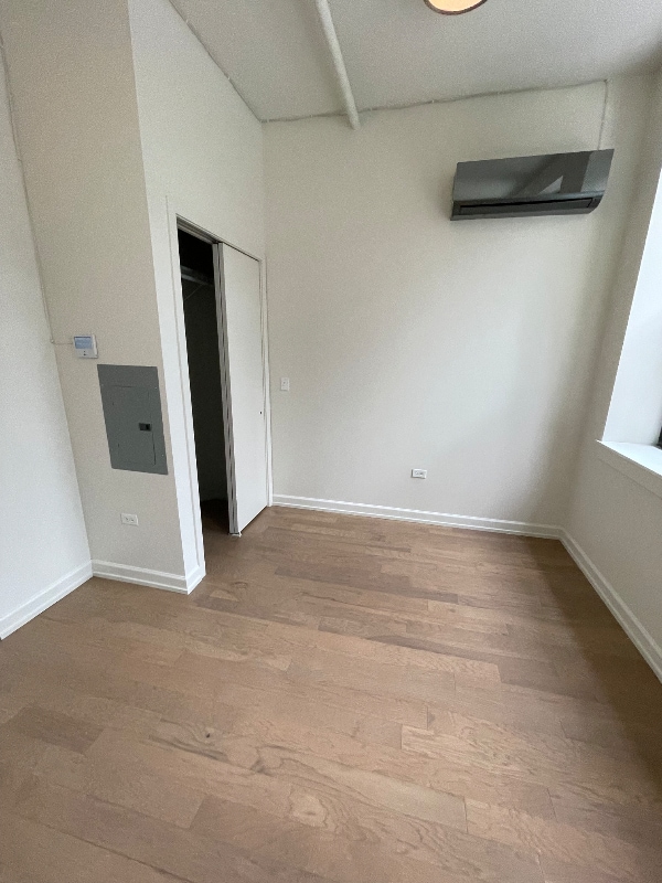 Photo - 117 N Clark St