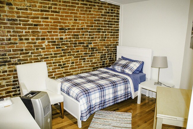 Photo - 1937 N Darien St