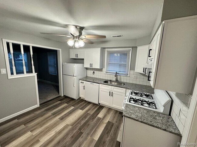 Photo - 20731 Ontaga St