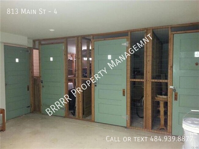 Photo - Garabe parking, storage unit and on-site l... Unit 4