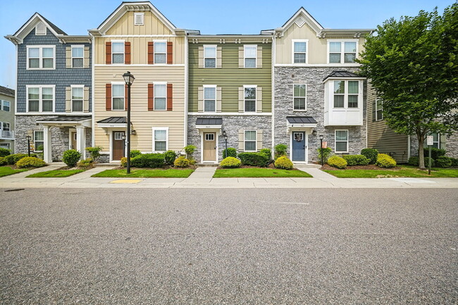 Building Photo - Luxurious 3-bedroom 2.5 bath townhome with Garage in Chesapeake