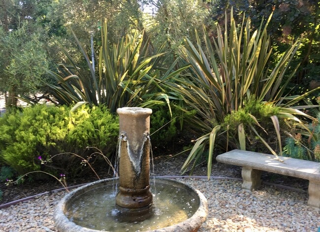 Building Photo - 496 Sherwood Way Unit Apartment 2