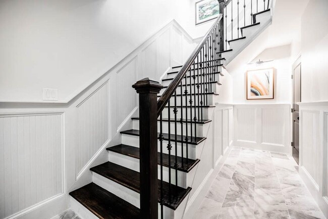 Photo - 470 Hamilton St SE