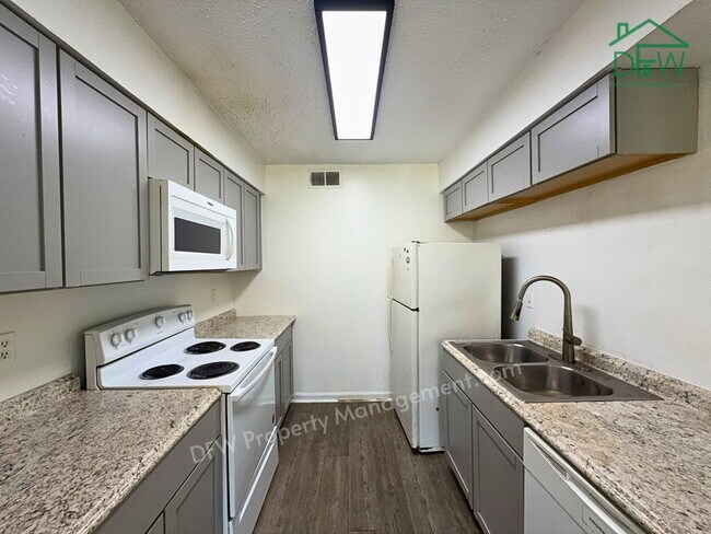 Photo - 3 Bed / 2 Bath Townhome - Fenced Yard, Community Pool