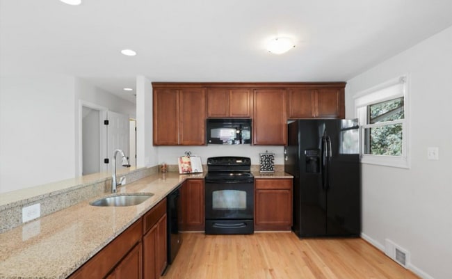 Photo - 5954 Kedron St