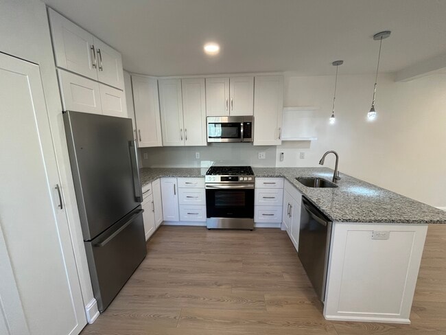 Kitchen with brand new appliances - 10 W New St Apartment