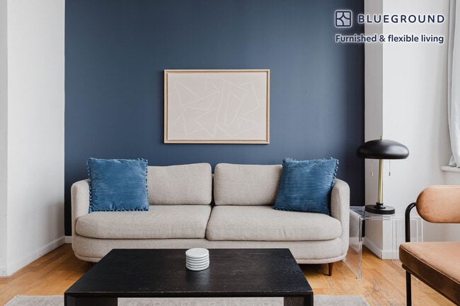 Photo - 635 W 42nd St Unidad FL44-ID1475