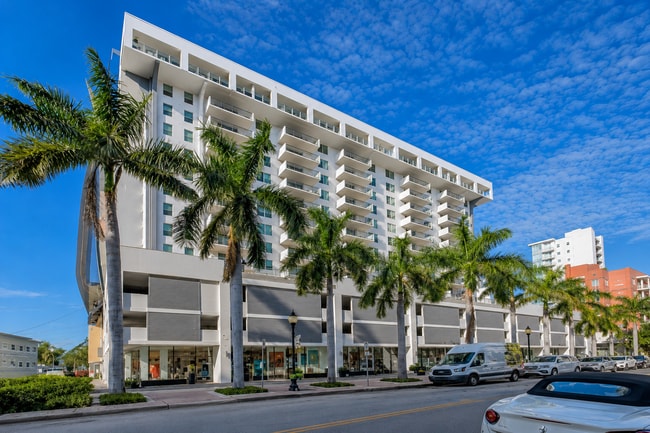 Building Photo - DOWNTOWN 15th FLOOR CONDO! 2 BEDROOM CONDO ! UPDATED! CITY VIEWS! Unit 15D
