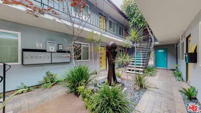 Photo - 10333 Santa Monica Blvd Unidad 7