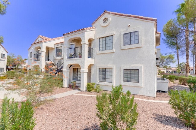 Building Photo - Stylish Upstairs Condo with Dual Primary S...