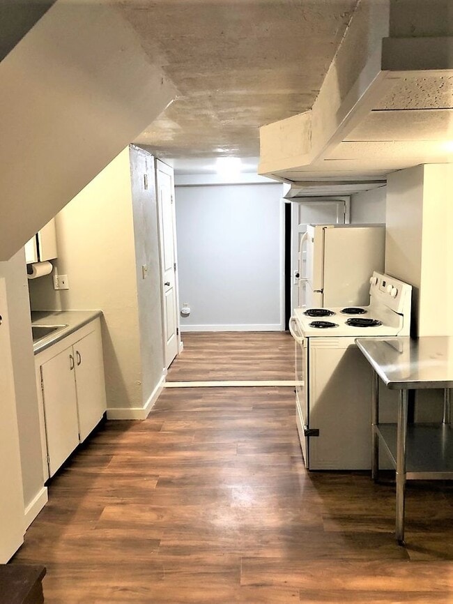 Photo - Affordable Newly Renovated Basement Apartment In Beautiful University Building! Unidad 06