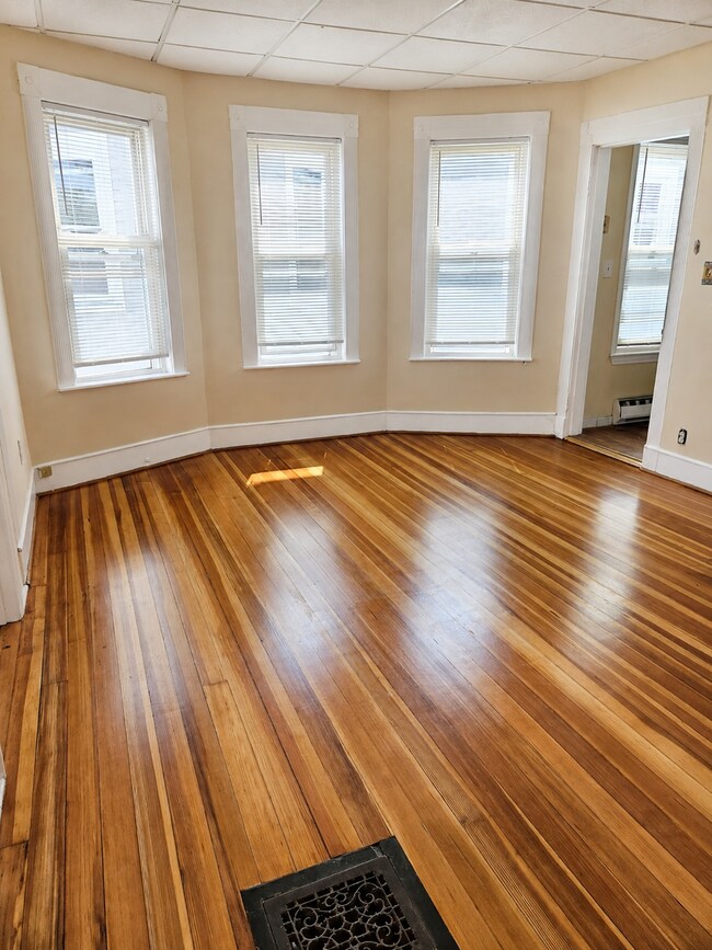 15 Oakland Ave Unidad 3 – Three-Bedroom Apartment