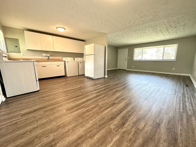 Photo - 400 Henrich Dr