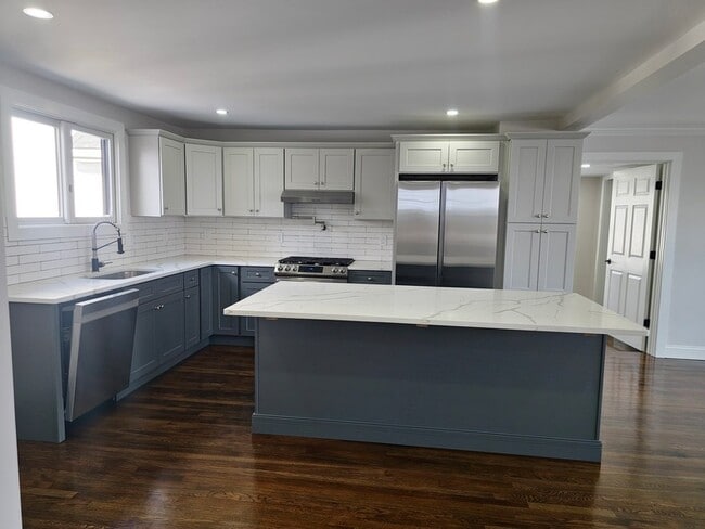 571 Quincy Shore Dr