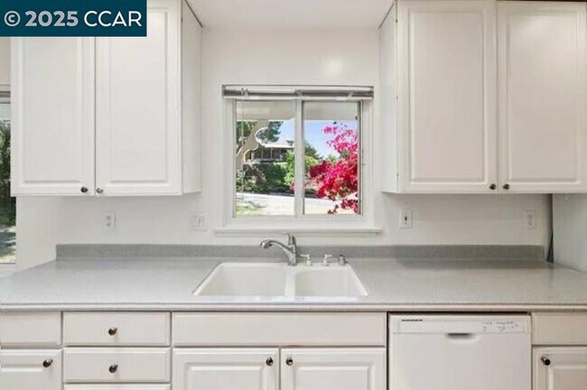 Photo - 2047 Queens Ln