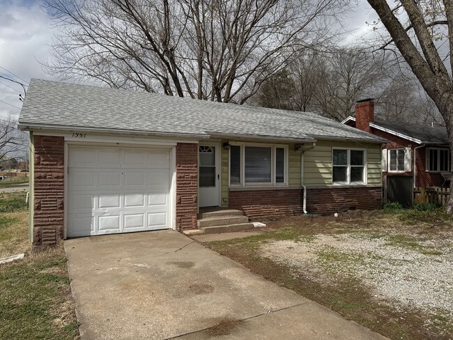 2 Bedroom Home with garage! $950! Close to... - 2 Bedroom Home with garage! $950! Close to...