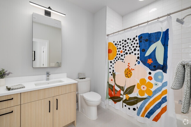 2BR, 2BA - 925SF - Secondary Bathroom